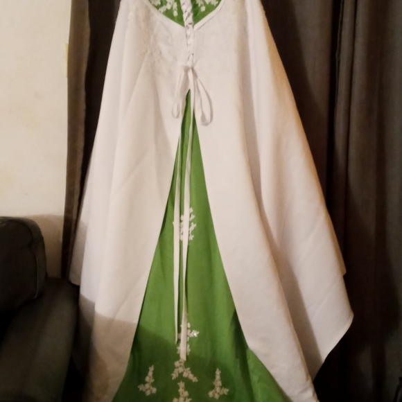 womans white n clover wedding dress - Picture 8 of 10